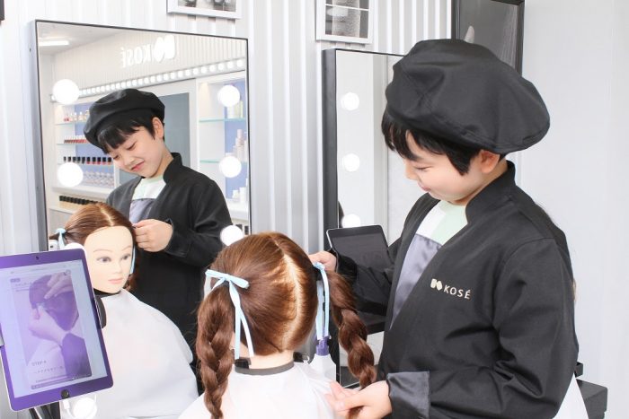 022年10月5日才正式啟用的「美麗工作室」提供小孩學習關於美妝、美髮造型、調製香氛等的工作體驗。ⒸKCJ GROUP INC.