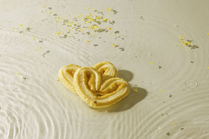 「山嵐桂花蜜」詮釋招牌甜點桂花涼拉糕，將鮮採桂花乾燥後與奶油麵團完整融合，出爐後呈現如琥珀色般的桂花蜜糖殼，有如山嵐氤氳的景緻