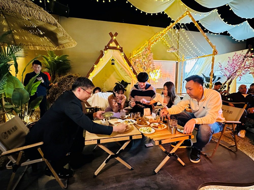 海島露營風餐廳「微光島嶼」的露營區中三五好友相聚，感受野外露營的氛圍。(圖/記者林均和攝)