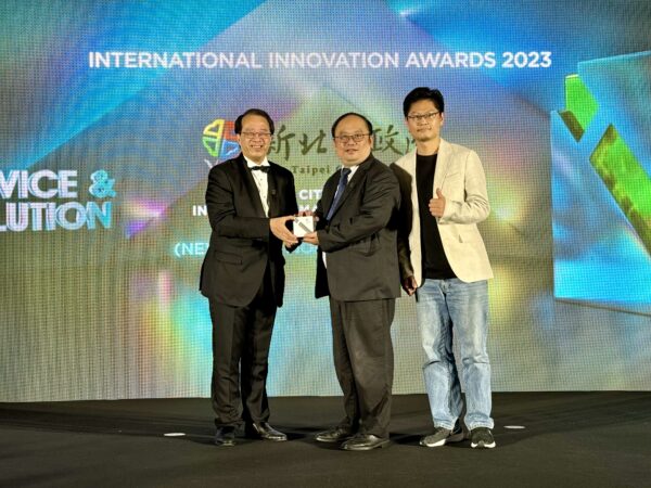 新北市政府出席「2023 IIA國際創新獎頒獎典禮」，由亞洲企業商會總裁Richard Tsang(左)頒獎，資訊中心陳富添主任(右2)代表領獎