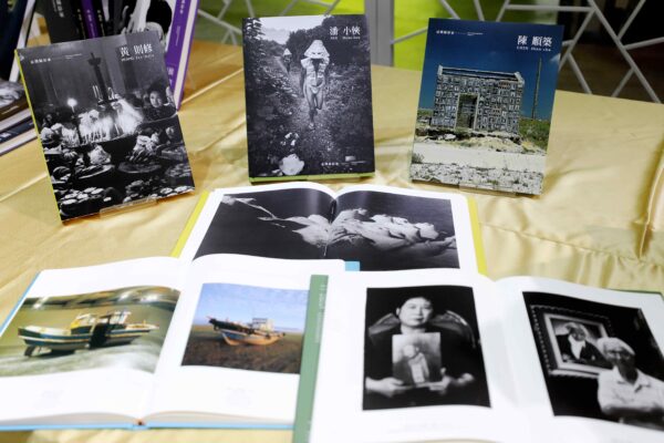 臺灣攝影家系列叢書第七輯《黃則修》（左）、《潘小俠》（中）、《陳順築》（右）出版發表。圖／文化部