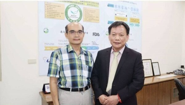 康力生技植物新藥計畫主持人鍾玉山博士（左）與康力生技創辦人李世強(右)合影。業者／提供