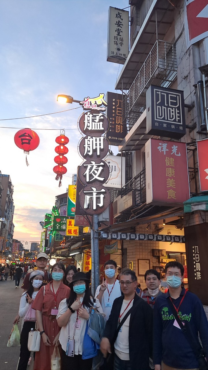 單身聯誼參加者在廣州街夜市進行互動遊戲。（圖/萬華區公所提供）