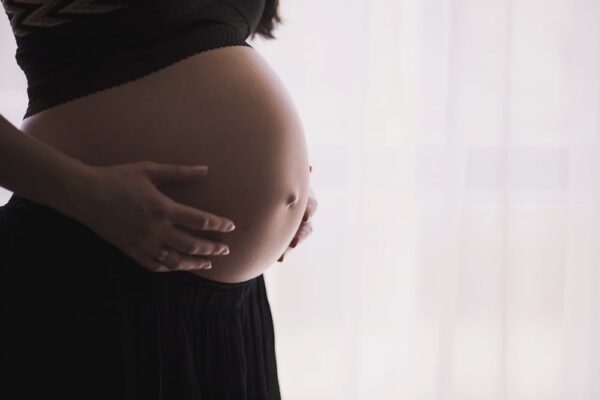 內政部戶政司111年人口統計資料顯示，國內女性生育第一胎的平均年齡為31.43歲。圖／Unsplash.com