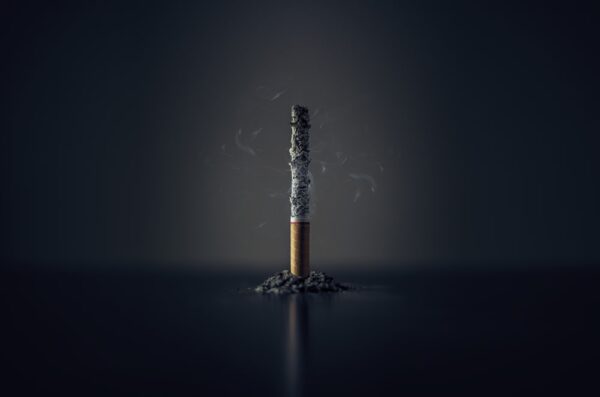 根據世界衛生組織(WHO)提出104個戒菸的理由，停止吸菸20分鐘，心跳就會下降復原。圖／Mathew MacQuarrie