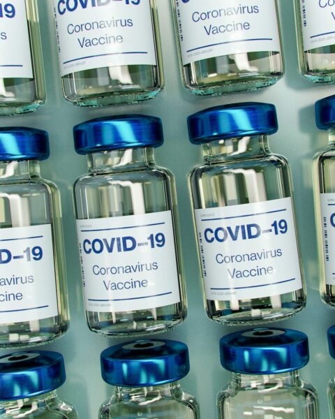 國內新冠疫情持續，仍有傳播風險，呼籲民眾儘速接種疫苗，提升保護力