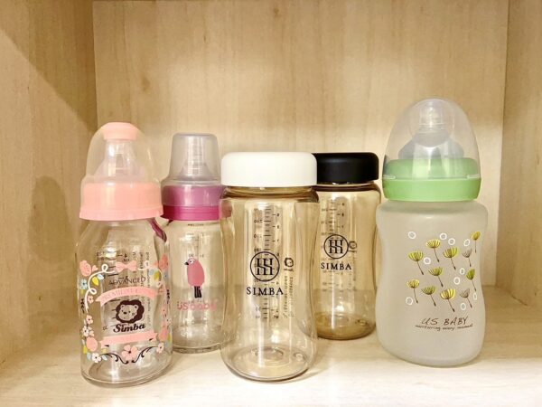 市場上有各種不同材質的奶瓶可供選擇，包括玻璃、塑膠、矽膠和PPSU。圖／曾璟星攝