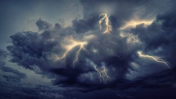 天氣＞今雷雨特報，對流雲系接近基隆北海岸，請留意瞬間較大的雨勢、雷擊和強陣風