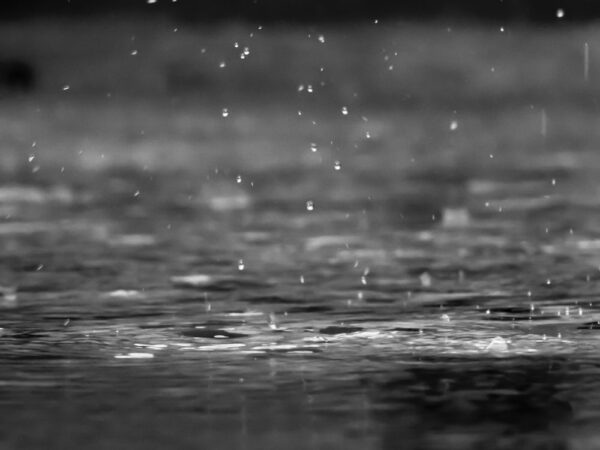 鋒面影響，易有短延時強降雨，今(23)日中部以北地區有局部大雨發生的機率。圖／Unsplash.com