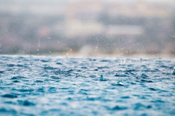 鋒面通過，易有短延時強降雨，今(24)日彰化以北地區有局部大雨發生的機率。圖／Unsplash.com