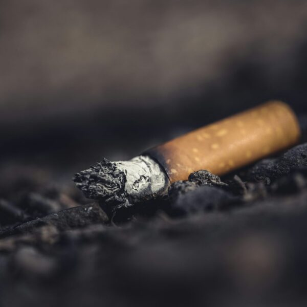 職場中菸害問題仍存在，且有攀升的跡象，同時也危害到員工健康。圖／unsplash.com