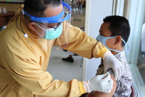 4月9日起三類高風險族群可接種新冠XBB疫苗第2劑 臺北市65歲以上長者至聯醫接種1、2劑送百元禮券