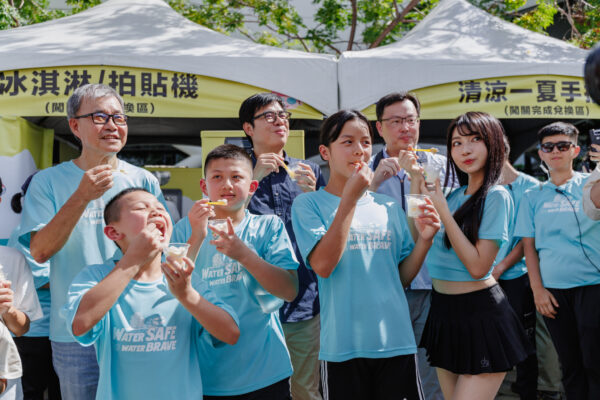 炎炎夏日陳其邁市長與鋼雄鷹啦啦隊成員「一粒」及小朋友開心吃冰琪淋。圖／活動單位提供