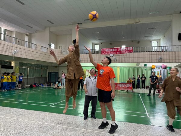 楠西萬佛寺與楠西國小於7月1日，共同舉辦3對3的兒童籃球訓練及對抗賽活動(圖/楠西萬佛寺提供)