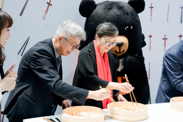 周廷彰副署長及葉菊蘭主委親自主題展區體驗全臺各地美食佳餚。圖/交通部觀光署 提供